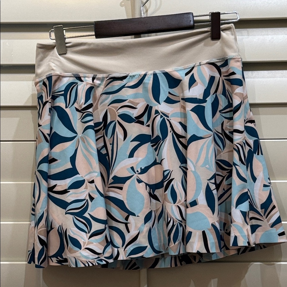 Kinesis 15” Leaf Print Skort in Blue and Cream